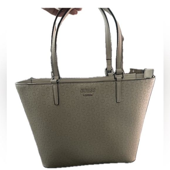 New Brand Guess Tote with Wallets - Picture 6 of 6